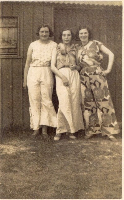 Margaret Munro and two friends