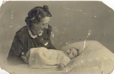 Margaret Lincoln (nee Button of Embo) with baby son Tony