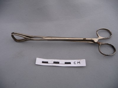 Doctor's medical bag contents: Sponge or swab holder