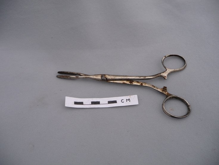 Doctor's medical bag contents: Tissue forceps