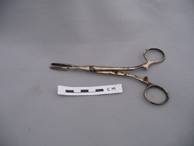 Doctor's medical bag contents: Tissue forceps