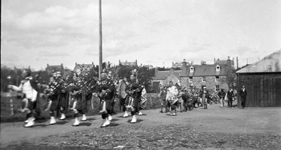 Pipe band in Meadows Park Road