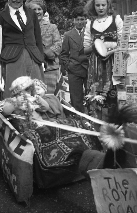 1928 Pageant two children in 'The Royal Coach'