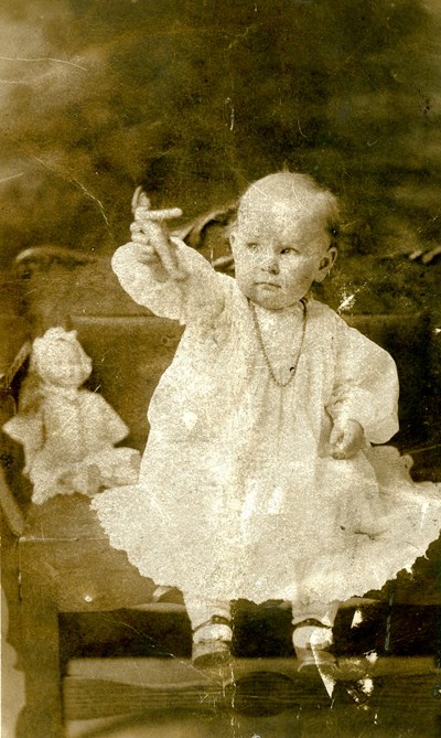 Monochrome photograph of Lillian Ross
