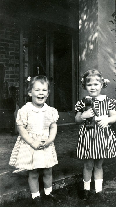 Monochrome photograph of Susan and Janet Pipet 