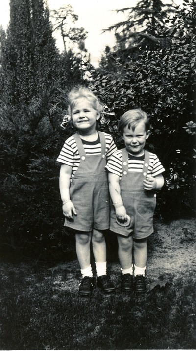 Monochrome photograph of Susan and Janet Pippitt 