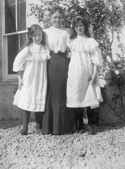 Grant family mother and two daughters