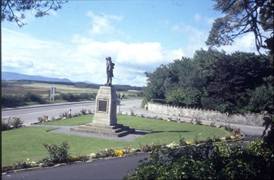 War memorial in old position 1989