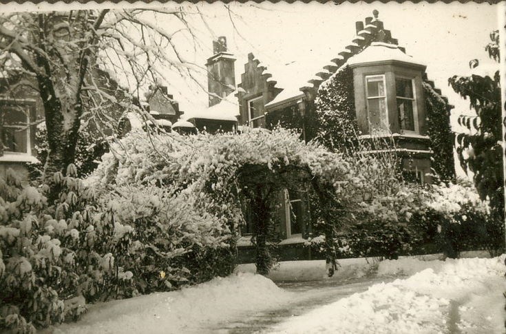 House and drive, in snow