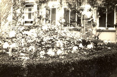 Thomas Hardie's mother ?