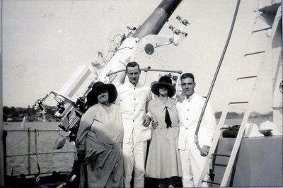 Two couples in front of a naval gun