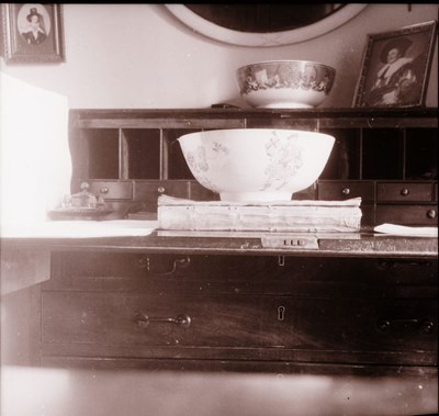 A polyanthus glass bowl