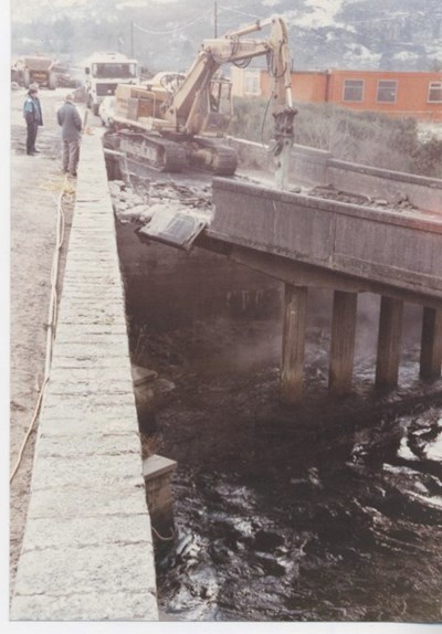 Demolition of the roadway of old Mound bridge looking south